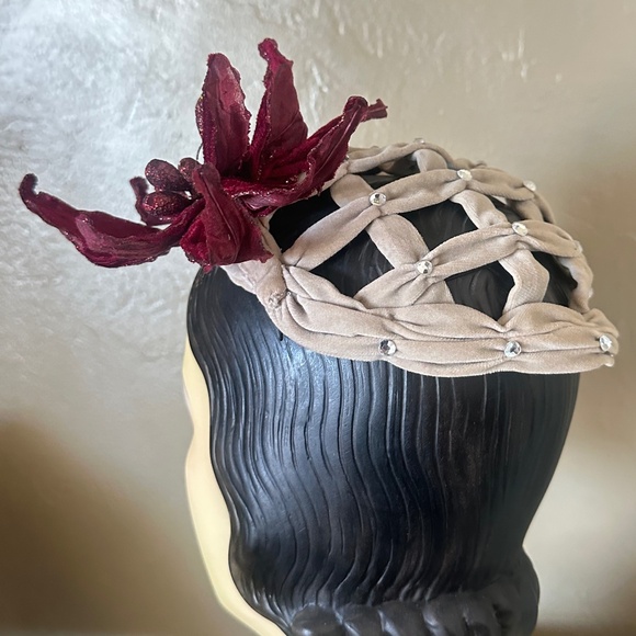 SINGULAR  1940s\' TAUPE VELOUR CAP IN LATTICE WORK + MAROON  FABRIC \